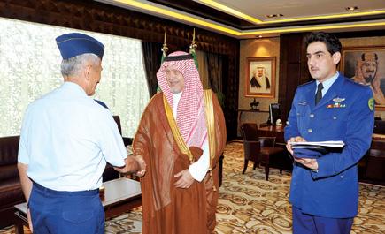 نائب وزير الدفاع يقلد قائد القوات الجوية التركية وسام الملك عبدالعزيز من الدرجة الممتازة 