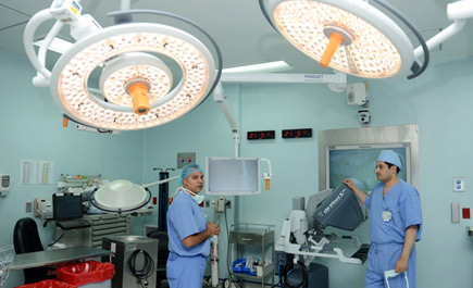 «التخصصي» يُدشن (9) غرف عمليات متطورة وجهاز روبوت جراحي حديث 