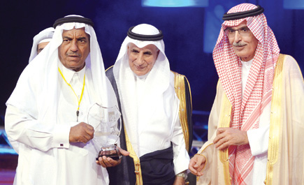 الأمير بدر بن عبد المحسن يصافح جمهوره بمسارب ضوء شعره 