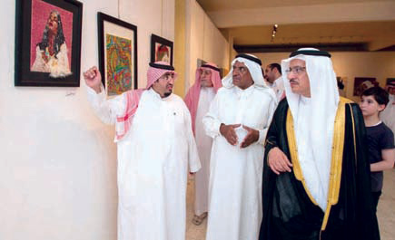 د. الحيدري يفتتح معرض أعضاء فرع جمعية التشكيليين في الرياض 