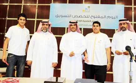 متدربو التسويق بتقنية الأحساء يتعرفون على فرصهم الوظيفية 