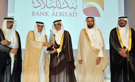 العساف يكرم «البلاد» لرعايته ملتقى المنشآت الصغيرة والمتوسطة 