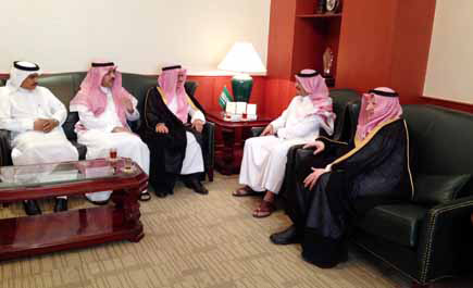 ينظم محاضرة السبت.. ويقيم معرضاً تشكيلياً ويوقّع اتفاقيتين 