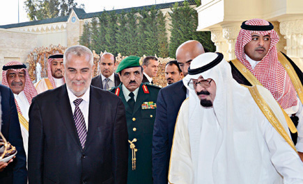 يرافقه سمو  النائب الثاني  ووزير التربية ورئيس الاستخبارات العامة 