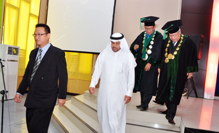 القائم بأعمال سفارة المملكة في جاكرتا يحضر حفل تخريج طلاب الجامعة الإسلامية 