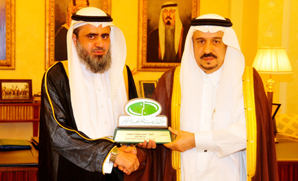 أمير منطقة القصيم يهنئ بحصول المنطقة على درع التميز في البرامج الحوارية