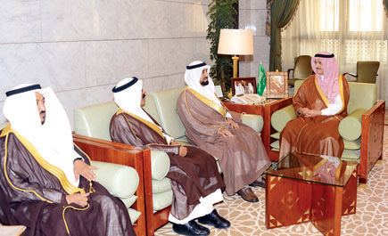 الأمير خالد بن بندر يستقبل أمين عام مؤسسة الملك عبد الله لوالديه 