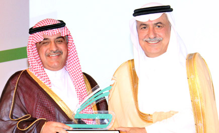 وزير المالية يكرم بنك الرياض لريادته في دعم برنامج «كفالة» 