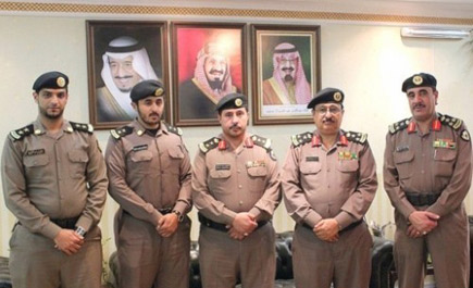 مدير شرطة منطقة الباحة يقلِّد عدداً من الضباط رتبهم الجديدة 