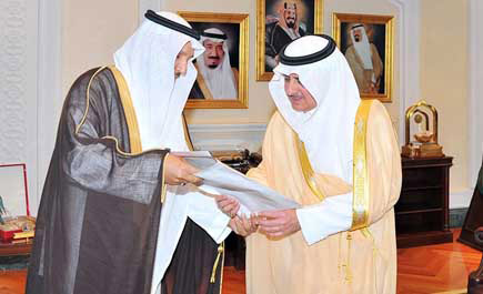 أمير تبوك يتسلم التقرير الإحصائي لمكافحة المخدرات 