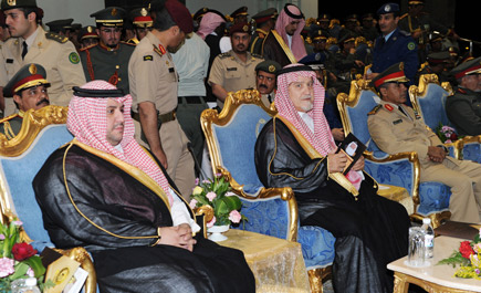 نائب وزير الدفاع يرعى حفل تخريج طلبة كلية الملك عبد الله للدفاع الجوي بالطائف 