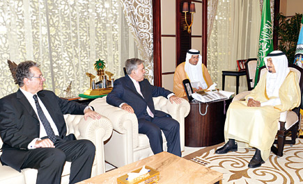 نائب خادم الحرمين الشريفين يستقبل السفير اليوناني 