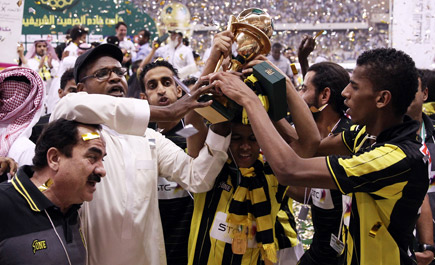 بين احتفالات الأصفرين.. بطولة وصفقة وملايين! 