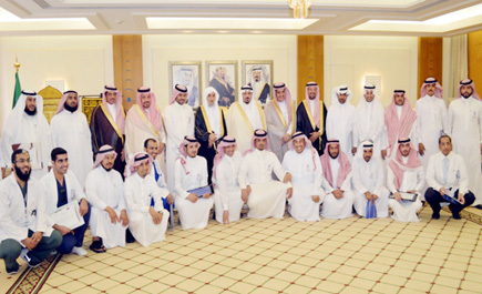 نائب أمير منطقة القصيم يكرم فريق العمل بالجمعية السعودية الخيرية لمرضى الكبد 