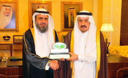 الأمير فيصل بن بندر يتسلَّم درع التميّز لمنطقة القصيم في البرامج الحوارية 