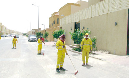 أمانة الرياض تزيل آثار موجة الغبار بعمالة الالتقاط اليدوي 