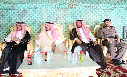 الأمير فيصل بن مشعل يقف ميدانيا على مشروع طريق القصيم - مكة المباشر 