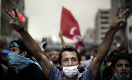 النقابات تنضم إلى التظاهرات في اليوم السادس من حركة الاحتجاج ضد أردوغان 