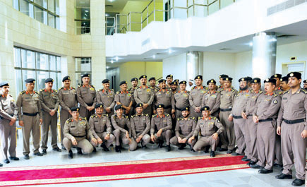 مدير الأمن العام يستعرض جهود مكافحة الجرائم المعلوماتية وتلقي البلاغات إلكترونيًّا