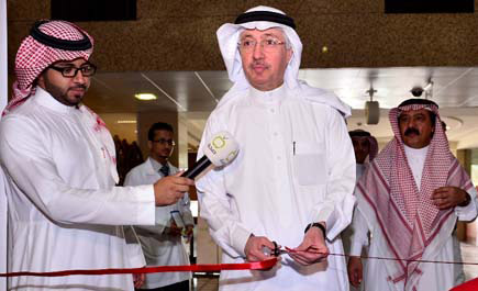 د. خشيم دشن برنامج العيادة المتنقلة لصحة الموظف بالوزارة