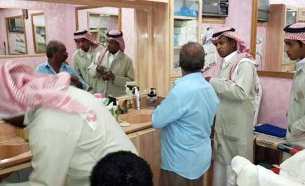 حملة لبلدية المجمعة تطيح بعمالة مخالفة وتداهم (57) مطعماً وصالون حلاقة