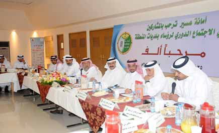 أمين منطقة عسير يحذر من التساهل في تعديات الأودية ويطالب بتفعيل الحكومة الإلكترونية