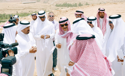 أمير منطقة الرياض يقوم بجولة تفقدية لمشروع طريق الحائر- حوطة بني تميم 