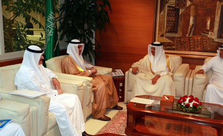 أمين مجلس التعاون زار معهد الإدارة العامة