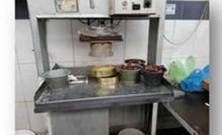 بلدية المطار تغلق معملاً مخالفاً لتعبئة التمور وتحميص القهوة بحي الصفا