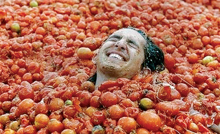التسجيل برسوم لمهرجان التراشق بالطماطم في إسبانيا 
