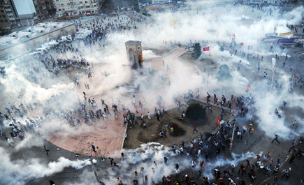 اردوغان يلتقي بممثلين عن الحركة الاحتجاجية والشرطة التركية تخلي ساحة تقسيم 