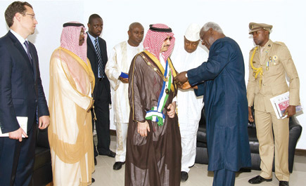 رئيس سيراليون يمنح الأمير الوليد «وسام القائد الأكبر للجمهورية» ويودعه بالمطار 