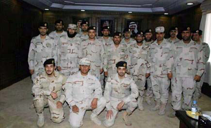 قائد معهد سلاح المدرعات يقلد ضباطا رتبهم الجديدة 