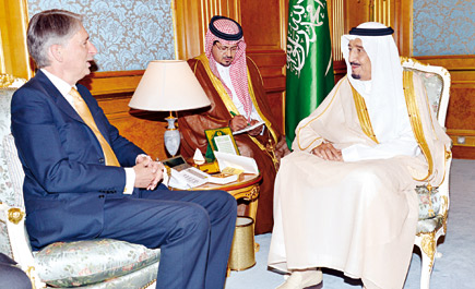 نائب خادم الحرمين يبحث آخر المستجدات الإقليمية والدولية مع وزير الدفاع البريطاني 