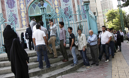 الأزمة الاقتصادية والعقوبات الدولية تهيمنان على الانتخابات الإيرانية 
