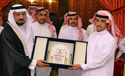 منسوبو إدارة سجون منطقة حائل يحتفلون بمديرهم 