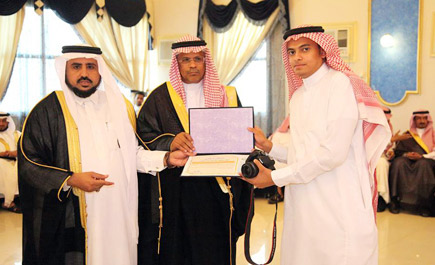 الحكمي يحتفي بالدفعة الأولى 