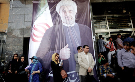 الرئيس الجديد يعلن عودة الإصلاحيين.. ويندد بالتطرف ويطالب بحقوق إيران.. وخامنئي يرحب 