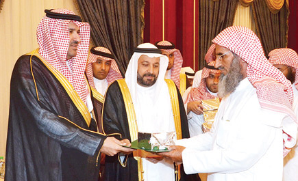 الأمير فيصل بن سلمان يكرِّم ( 54 ) متقاعداً من منسوبي إمارة المدينة 