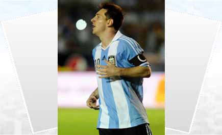 ميسي يسجل ثلاثية ويتجاوز أهداف مارادونا الدولية مع الأرجنتين 