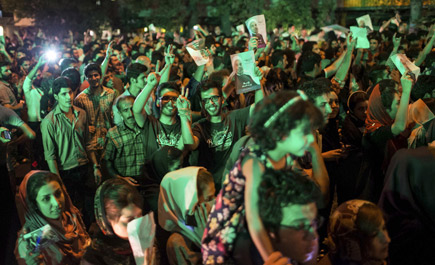 الإيرانيون يحتفلون بانتخاب روحاني ورحيل أحمدي نجاد 