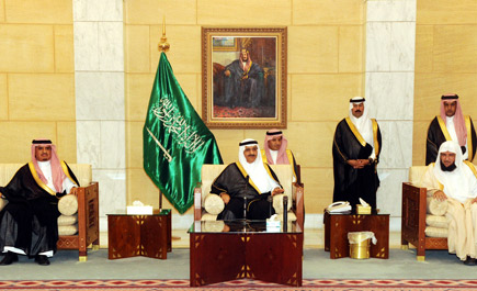 أمير منطقة الرياض يستقبل عدداً من المسئولين والمواطنين 