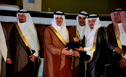 الأمير سعود بن نايف يكرم بنك الرياض لرعايته (صيف الشرقية 34) 