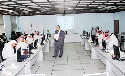 دورة في خدمة العملاء لـ(25) موظفاً بهيئة الملكية بينبع 