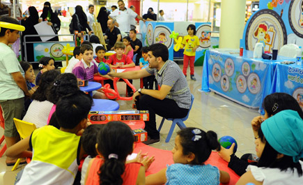 مركز «المملكة» يستقطب العديد من الأطفال وذويهم بمناشط تفاعلية 