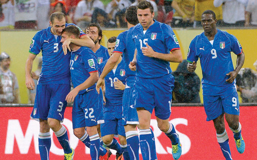 إيطاليا ترافق البرازيل إلى نصف النهائي بفوز صعب على اليابان 4-3 