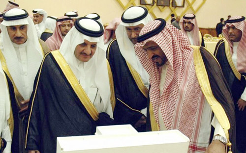 الأمير سعود بن نايف يطلع على مشروع تطوير شاطئ العقير ومدينة الملك عبد الله للتمور وسوق القيصرية بالأحساء 