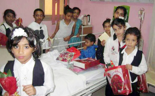 أطفال تنمية أبو عريش يزورون نظراءهم بالمستشفى 
