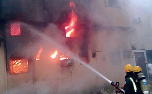 (5) فرق تسيطر على حريق عمارة في نجران 