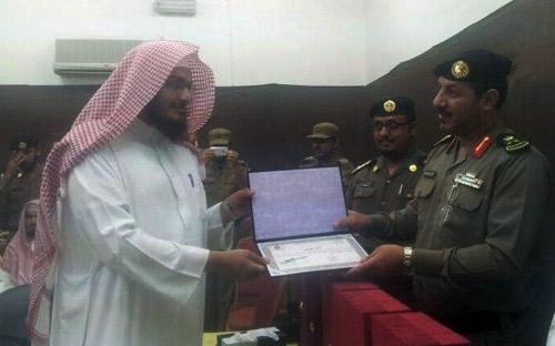 مدير سجون الباحة يكرم حفظة كتاب الله من نزلاء سجن قلوة 